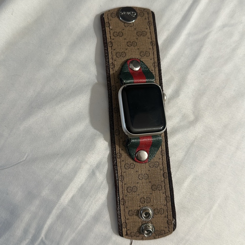 Micro GG with Brown Watchband (XS, Apple Watch 38-41mm)
Upcycled Gucci